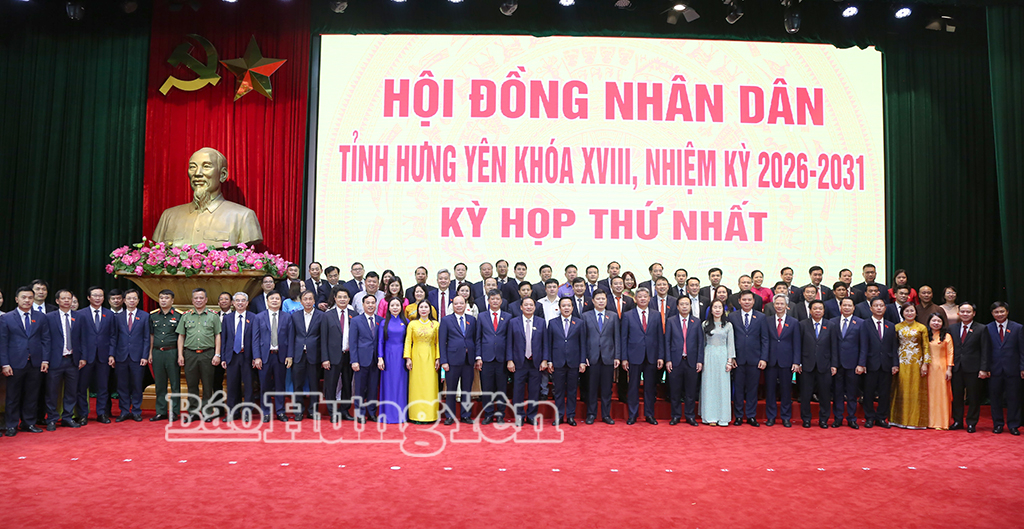Các đại biểu chụp ảnh với các đại biểu HĐND tỉnh khóa XVIII, nhiệm kỳ 2026 -2031.