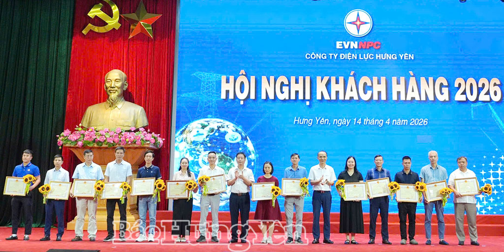 Đồng chí Vũ Thanh Vân, Ủy viên Ban Thường vụ Tỉnh ủy, Giám đốc Sở Công Thương trao thưởng cho khách hàng tiêu biểu trong công tác phối hợp thực hiện bảo đảm cung ứng điện năm 2025.