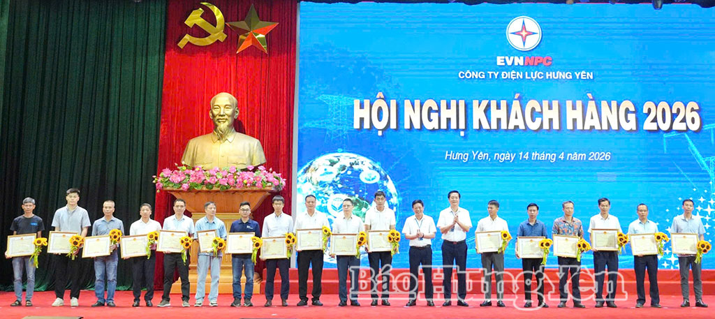 Lãnh đạo Công ty Điện lực Hưng Yên khen thưởng khách hàng tiêu biểu trong công tác phối hợp thực hiện bảo đảm cung ứng điện năm 2025.