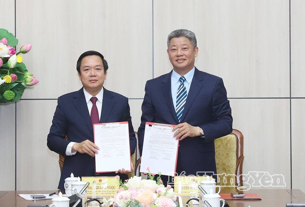 Đồng chí Phạm Quang Ngọc, Ủy viên Ban Chấp hành Trung ương Đảng, Bí thư Tỉnh ủy, nguyên Chủ tịch UBND tỉnh và đồng chí Nguyễn Mạnh Quyền, Phó Bí thư Tỉnh ủy, Chủ tịch UBND tỉnh đã ký biên bản bàn giao công tác của Chủ tịch UBND tỉnh.