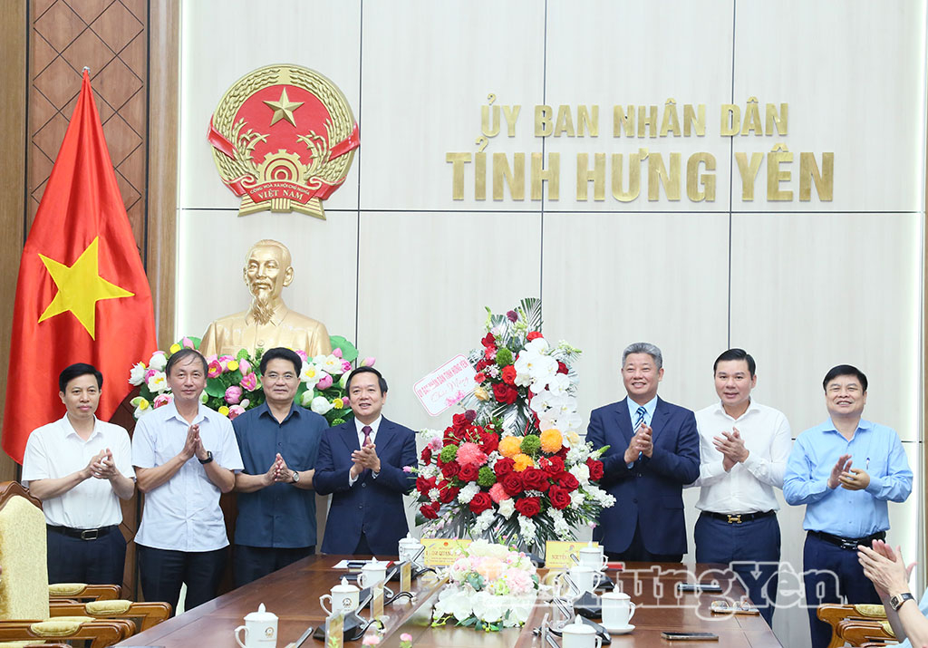 Các đồng chí lãnh đạo UBND tỉnh tặng hoa chúc mừng các đồng chí: Phạm Quang Ngọc, Ủy viên Ban Chấp hành Trung ương Đảng, Bí thư Tỉnh ủy và đồng chí Nguyễn Mạnh Quyền, Phó Bí thư Tỉnh ủy, Chủ tịch UBND tỉnh.