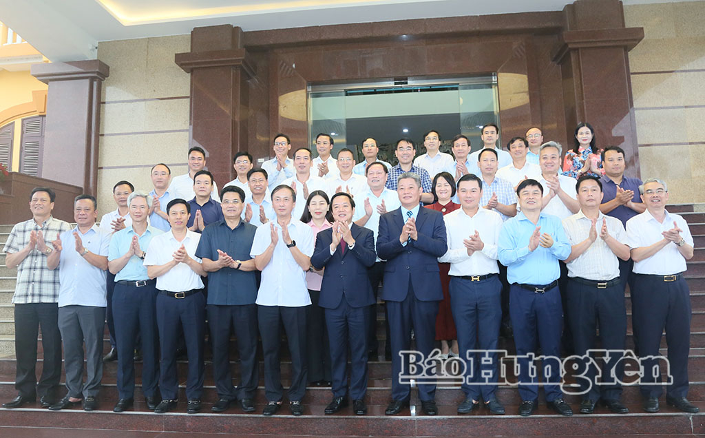 Đồng chí Phạm Quang Ngọc, Ủy viên Ban Chấp hành Trung ương Đảng, Bí thư Tỉnh ủy; đồng chí Nguyễn Mạnh Quyền, Phó Bí thư Tỉnh ủy, Chủ tịch UBND tỉnh và các đại biểu chụp ảnh lưu niệm.