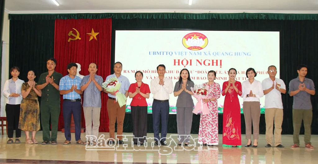 Đồng chí Ngô Thị Kim Hoàn, Ủy viên Ban Thường vụ Tỉnh ủy, Phó Chủ tịch Thường trực Ủy ban MTTQ Việt Nam tỉnh và các đại biểu tặng hoa chúc mừng Ban vận động Đăng ký nhận khuyến mãi  mô hình khu dân cư “Đoàn kết, ấm no, hạnh phúc” thôn Quang Xá.