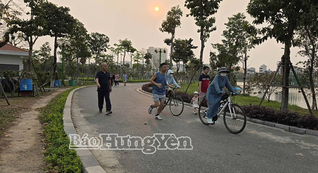 Người dân tập thể dục, rèn luyện sức khỏe hằng ngày tại công viên Kỳ Bá, phường Trần Lãm.
