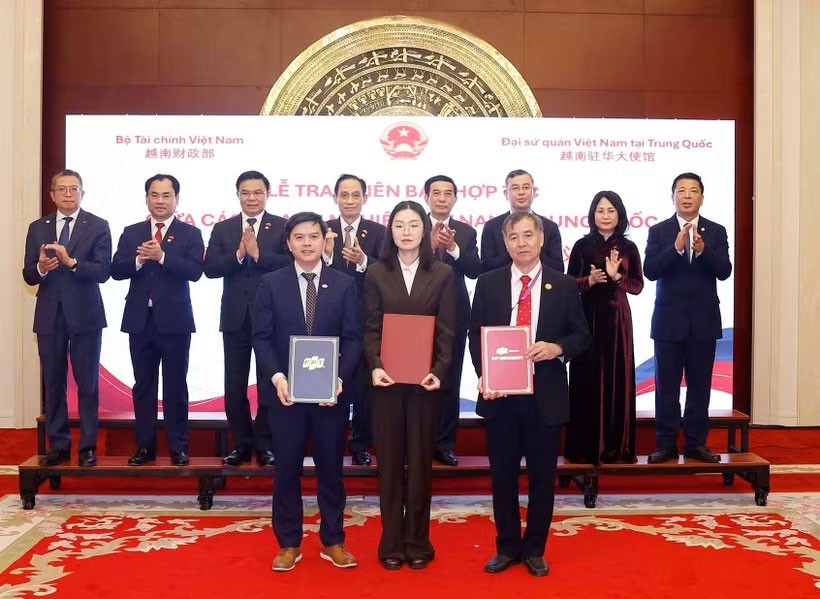 Lễ trao biên bản hợp tác giữa các doanh nghiệp Việt Nam-Trung Quốc. (Ảnh: Thống Nhất/TTXVN)