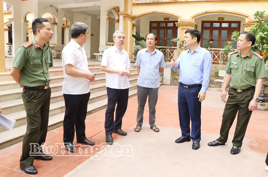 Đồng chí Phó Chủ tịch UBND tỉnh và đồng chí Giám đốc Sở J882ea hoàn trả cao và Đào tạo kiểm tra công tác chuẩn bị tại điểm thi Trường THPT Lê Quý Đôn.