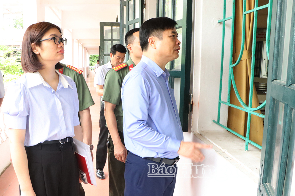 Đồng chí Phó Chủ tịch UBND tỉnh và đồng chí Giám đốc Sở J882ea hoàn trả cao và Đào tạo kiểm tra khu vực phòng thi tại điểm thi Trường THPT Nguyễn Đức Cảnh.