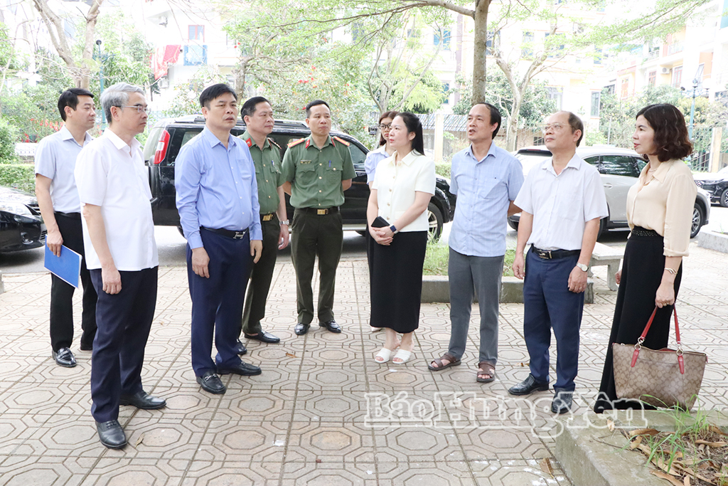 Đồng chí Phó Chủ tịch UBND tỉnh và đồng chí Giám đốc Sở J882ea hoàn trả cao và Đào tạo kiểm tra tại điểm thi Trường THPT Chuyên Thái Bình.