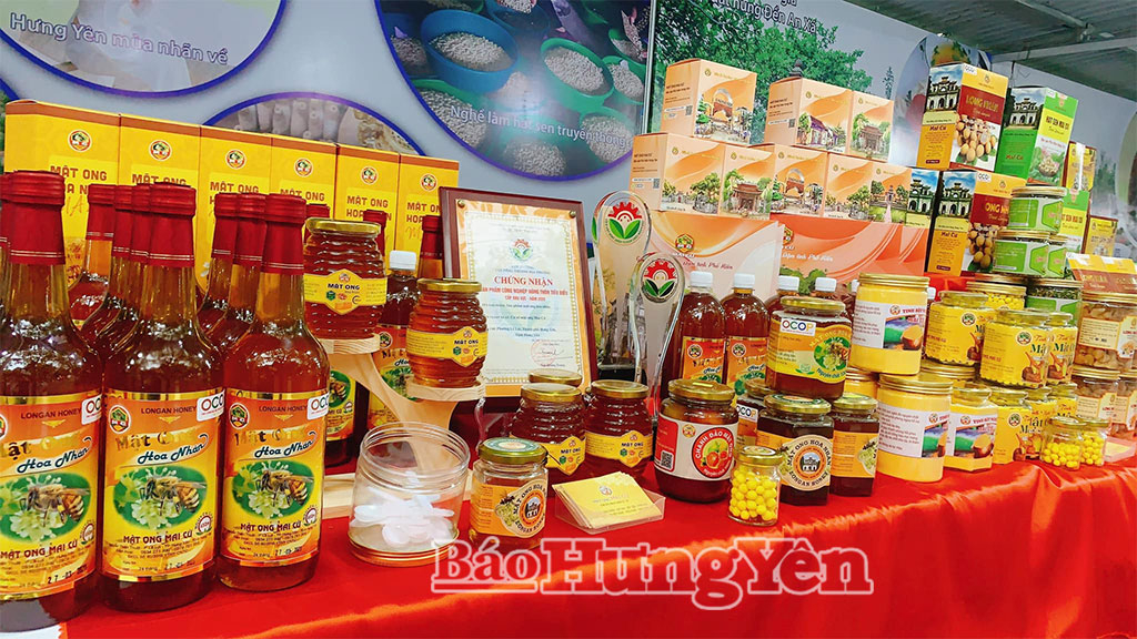 Sản phẩm mật ong hoa nhãn được bày bán tại các hội chợ thương mại.gen-h-ong.jpg (987 KB)Ong lấy mật, thụ phấn cho hoa nhãn.