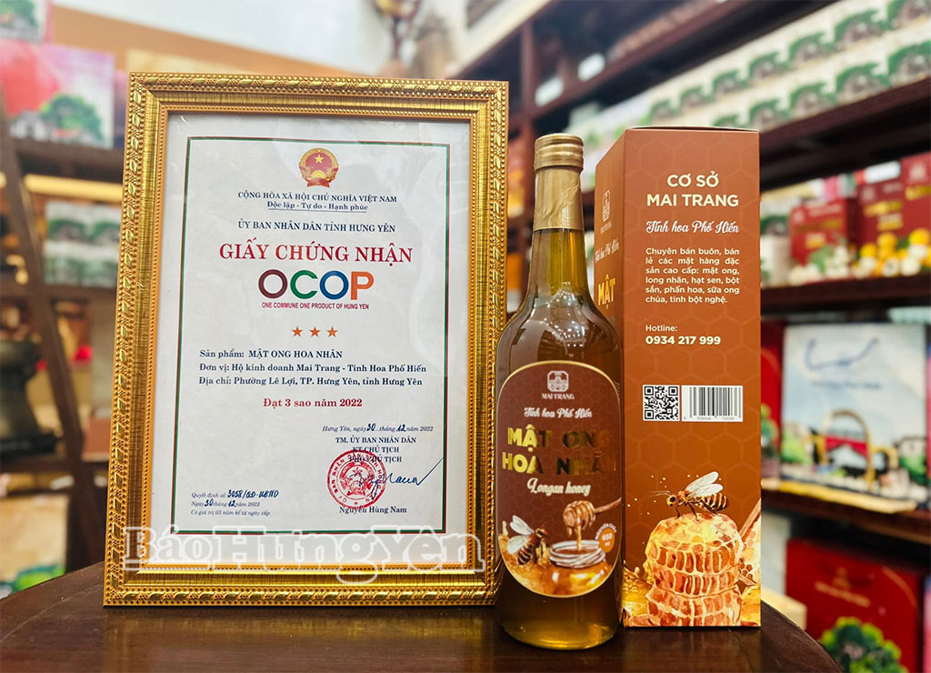 Sản phẩm mật ong hoa nhãn của hộ kinh doanh Mai Trang (phường Phố Hiến) được chứng nhận sản phẩm OCOP 3 sao.gen-o-mat_ong_3.jpg (1.96 MB)Thùng đựng ong được đặt dưới gốc cây nhãn để ong có thể dễ dàng đi lấy mật.