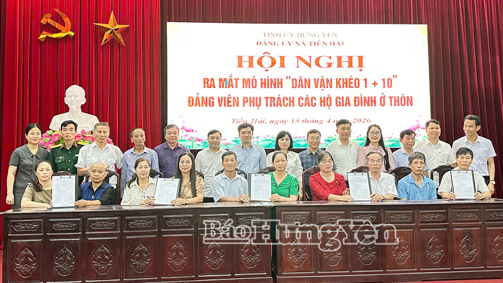 Các đảng viên và các hộ dân ký cam kết thực hiện mô hình “Dân vận khéo 1+10”.