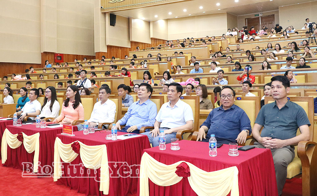 Các đại biểu dự chương trình. 