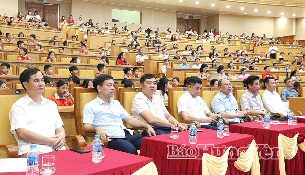 Các đại biểu dự chương trình. 