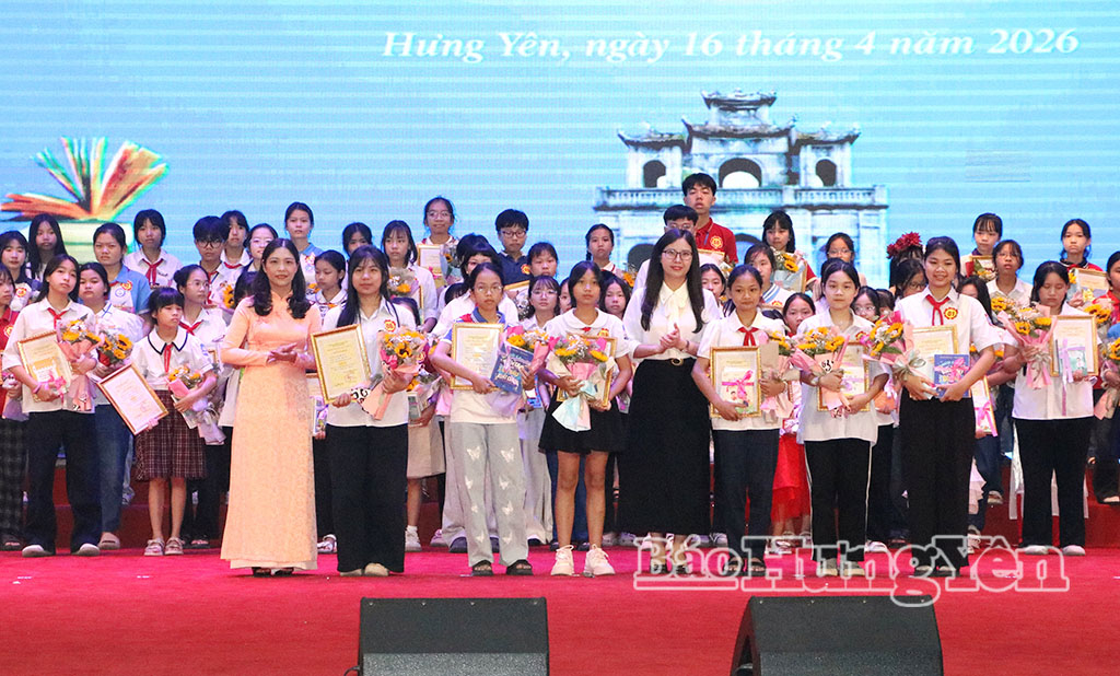 Ban tổ chức trao giải cho các thí sinh đoạt giải Nhất Cuộc thi vẽ tranh theo sách năm 2026.