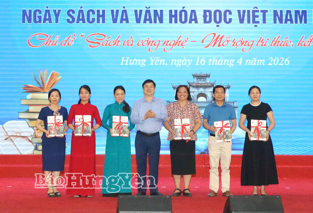 Đồng chí Phạm Văn Nghiêm, Phó Chủ tịch UBND tỉnh trao tặng sách cho đại diện các thư viện, tủ sách cơ sở, thư viện trường học tiêu biểu trên địa bàn tỉnh.