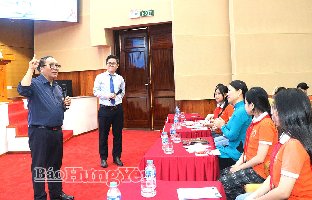 Nhà thơ  Trần Đăng Khoa, Phó Chủ tịch Hội Nhà văn Việt Nam trao đổi tại chương trình.