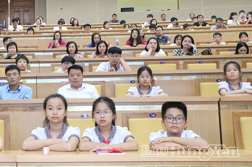 Các em học sinh tham dự chương trình. 