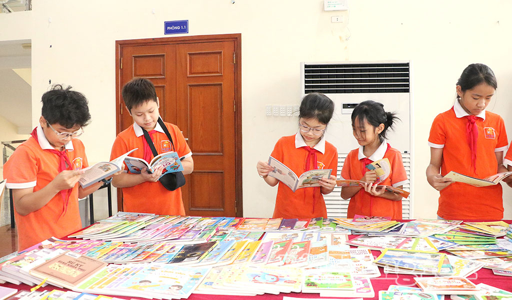 Không gian trung bày sách thu hút các em  học sinh. 