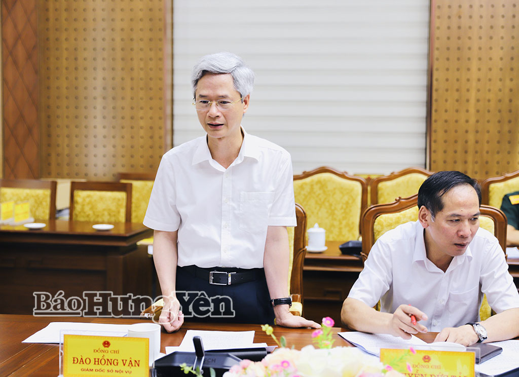 Đồng chí Đào Hồng Vận, Ủy viên Ban Thường vụ Tỉnh ủy, Giám đốc Sở Nội vụ phát biểu tại cuộc họp.