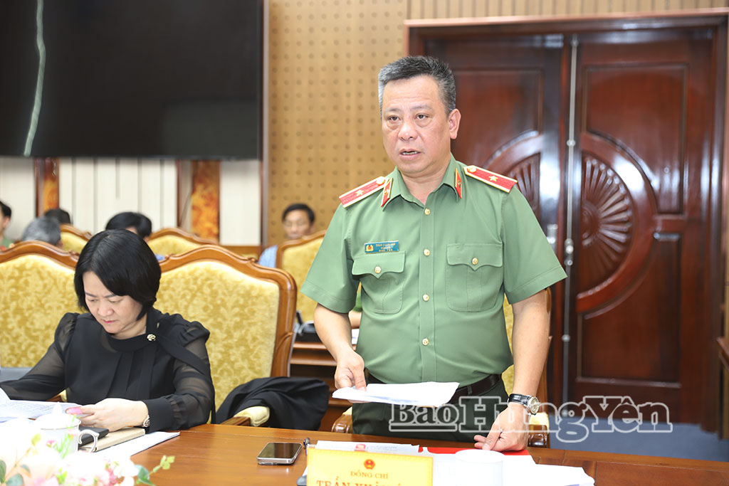 Thiếu tướng Trần Xuân Ánh, Ủy viên Ban Thường vụ Tỉnh ủy, Giám đốc Công an tỉnh phát biểu tại cuộc họp.