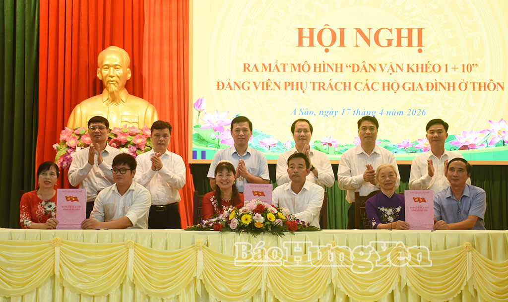 Đại diện đảng viên phụ trách và các hộ gia đình ký cam kết thực hiện mô hình.