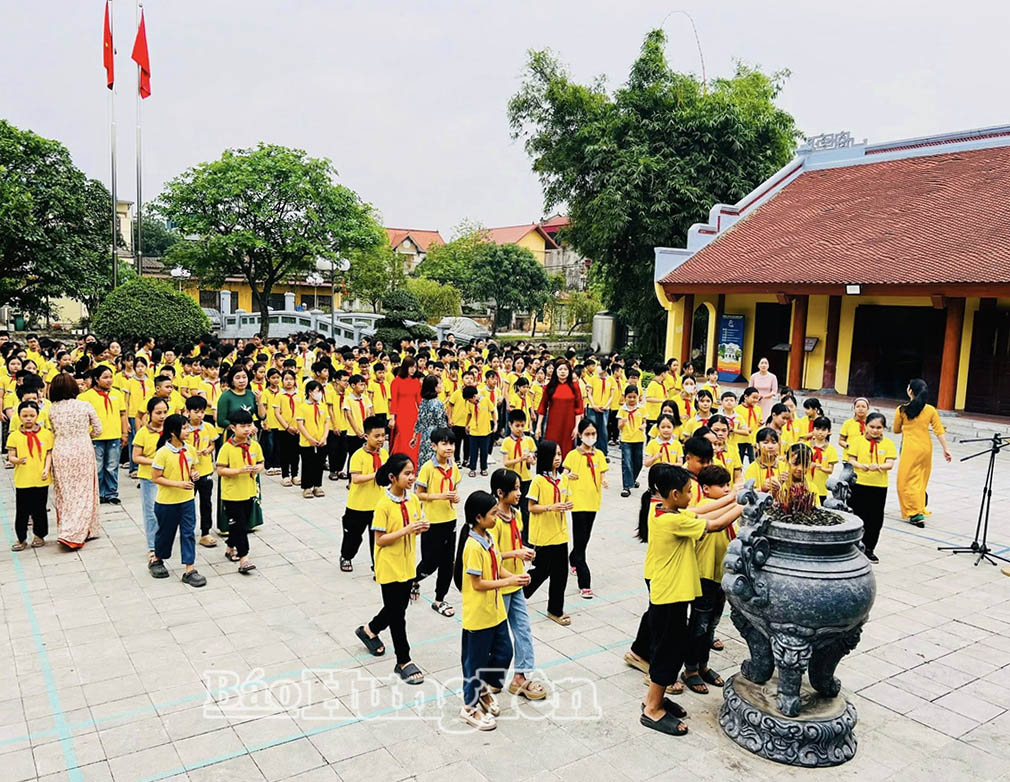 Học sinh Trường Tiểu học Nguyễn Văn Linh tham quan, trải nghiệm tại Khu lưu niệm Tổng Bí thư Nguyễn Văn Linh.
