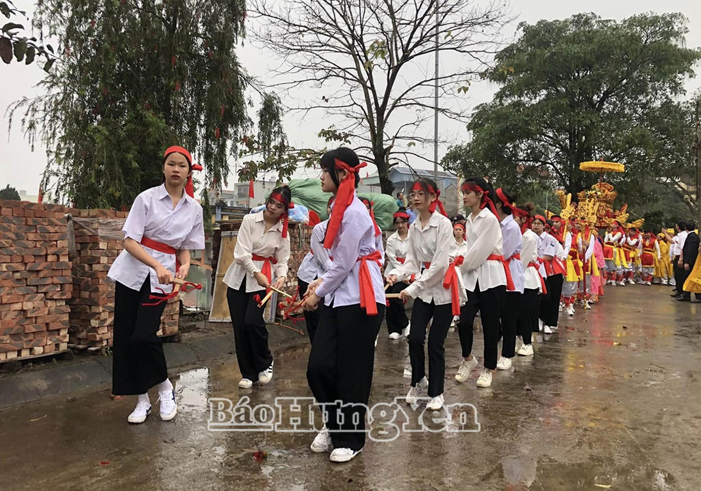 Nghi thức rước kiệu tại lễ hội truyền thống thôn Ngọc Tỉnh.