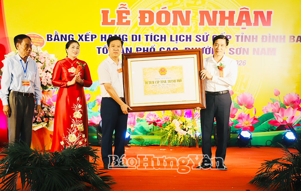 Lãnh đạo Sở Văn hóa, Thể thao và Du lịch trao Bằng xếp hạng di tích lịch sử cấp tỉnh đình Ba Nóc.
