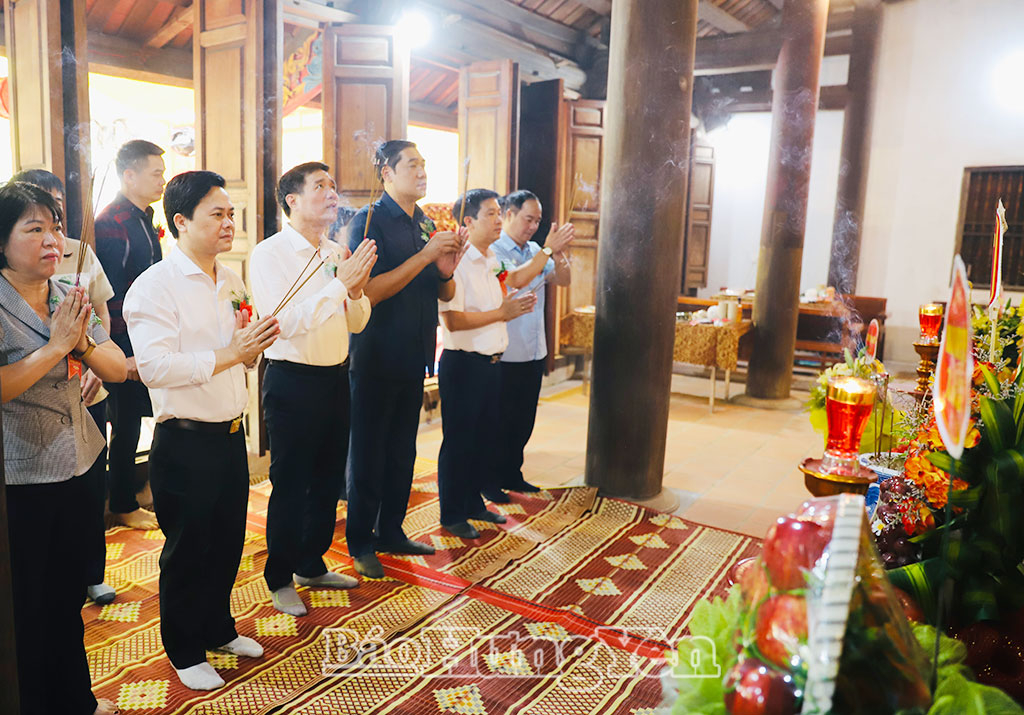 Các đại biểu thành kính dâng hương tại đình Ba Nóc.