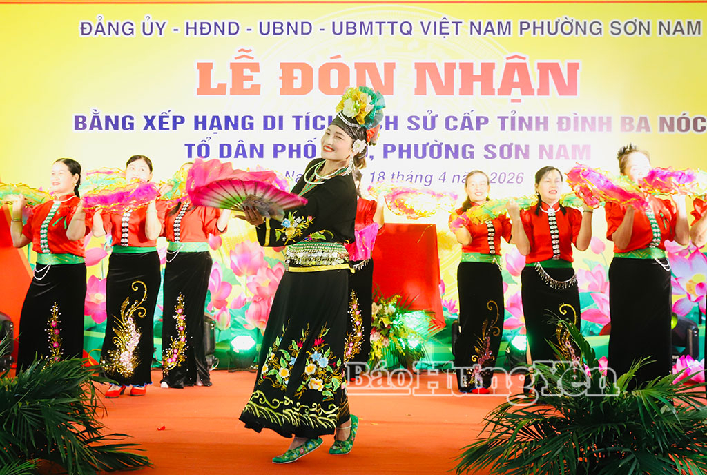 Văn nghệ tại lễ đón nhận bằng xếp hạng di tích lịch sử cấp tỉnh đình Ba Nóc.