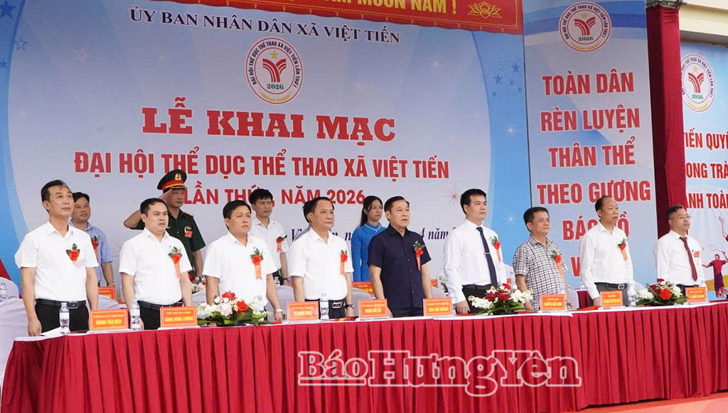 Các đại biểu dự lễ khai mạc Đại hội TDTT  xã Việt Tiến.