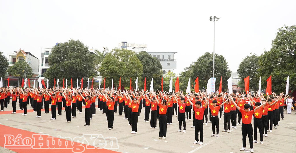 Màn đồng diễn dân vũ tại lễ khai mạc Đại hội.