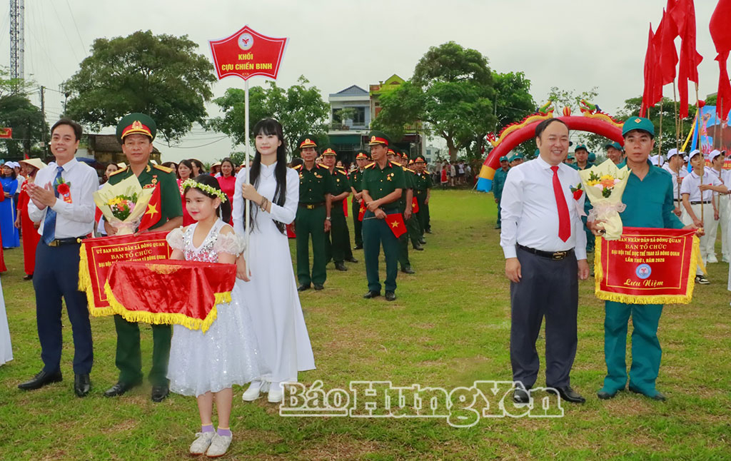 Các đồng chí lãnh đạo xã tặng hoa, trao cờ cho đại diện các đội tham gia Đại hội.