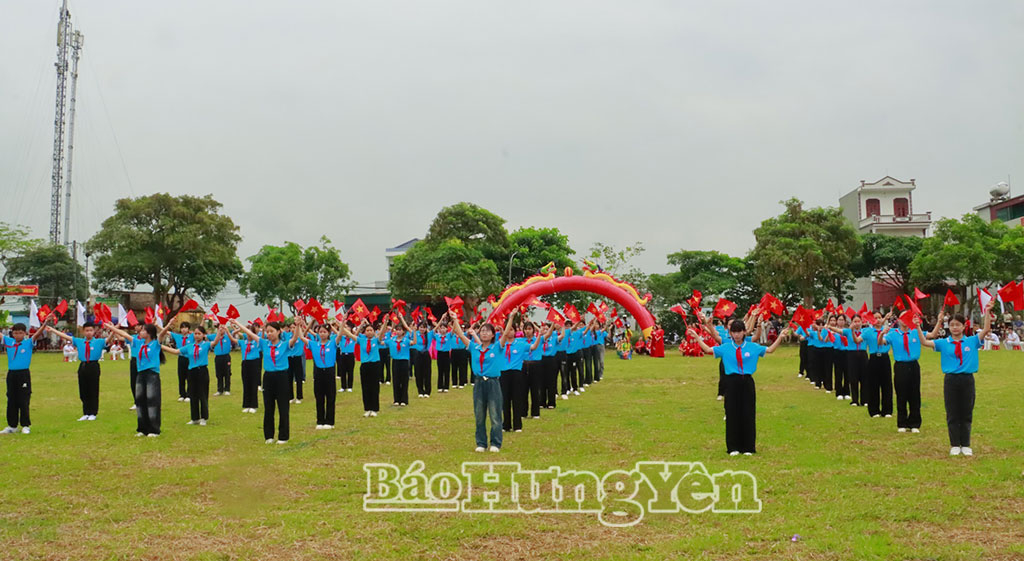 Màn đồng diễn của các em học sinh.