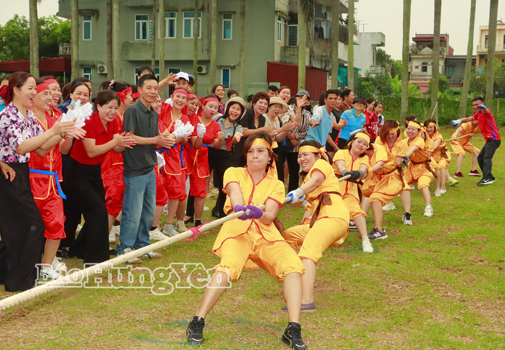 Các vận động viên tranh tài ở môn thi kéo co nữ.