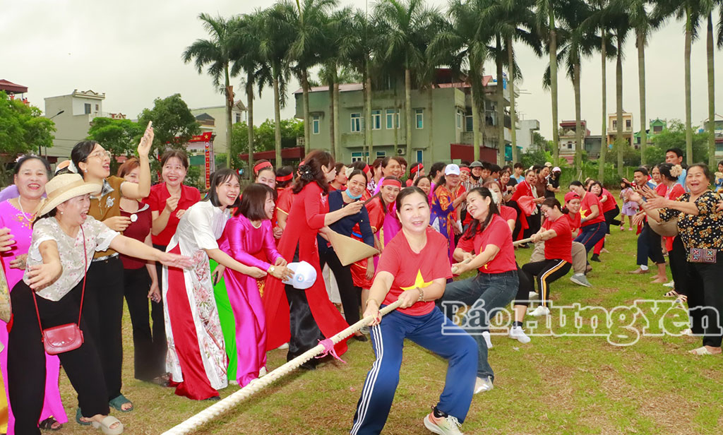 Khán giả cổ vũ nhiệt tình.