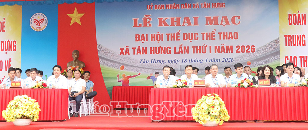 Các đại biểu dự lễ khai mạc.