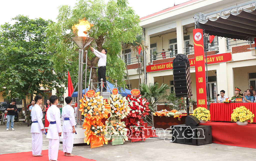 Lãnh đạo xã Tân Hưng thực hiện nghi thức thắp lửa truyền thống.