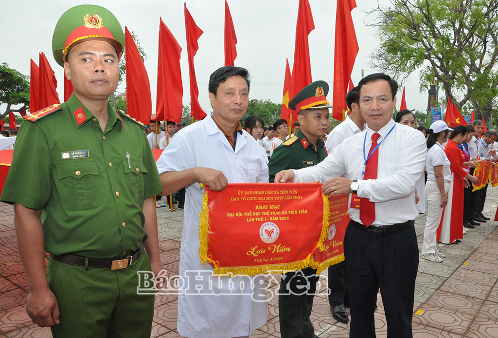 Lãnh đạo xã Tiên Tiến trao cờ lưu niệm cho các đoàn tham gia Đại hội.