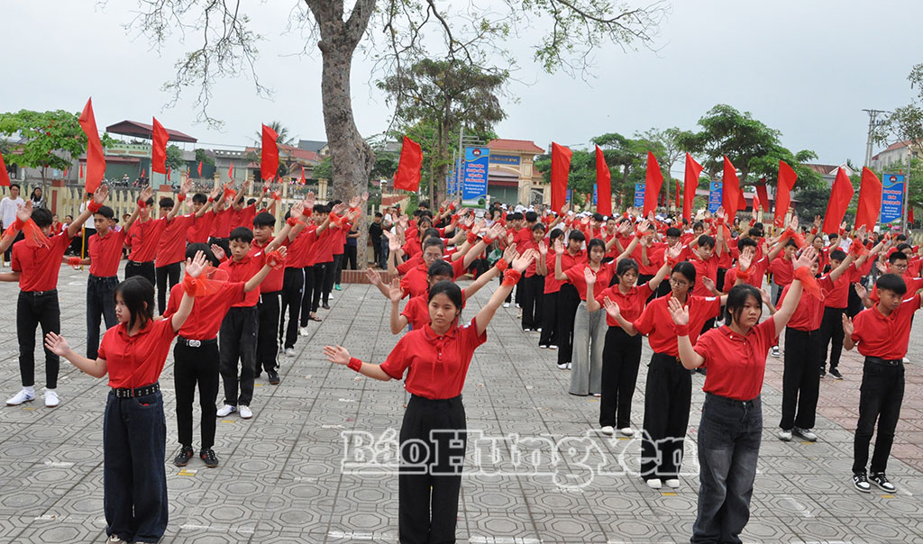 Các em học sinh tham gia đồng diễn võ thuật tại Đại hội.