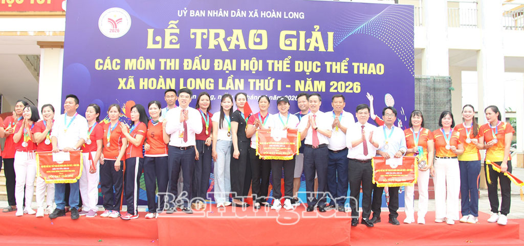 Ban Tổ chức Đại hội TDTT xã Hoàn Long đã trao huy chương cho các vận động viên đạt thành tích thi đấu xuất sắc môn kéo co.