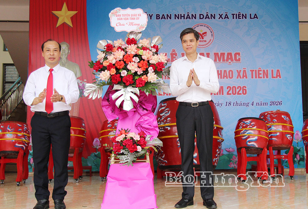 Đồng chí Nguyễn Văn Chiến, Ủy viên Ban Thường vụ Tỉnh ủy, Trưởng ban Tuyên giáo và Dân vận Tỉnh ủy tặng hoa chúc mừng Đại hội.