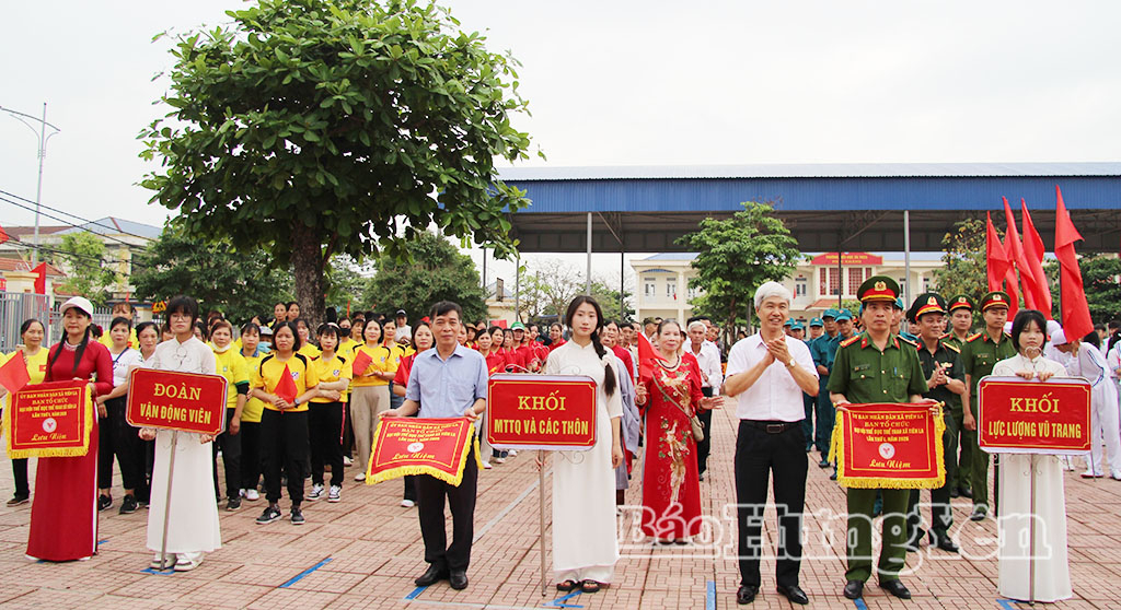 Các đại biểu tặng cờ lưu niệm các đoàn vận động viên tham gia Đại hội.