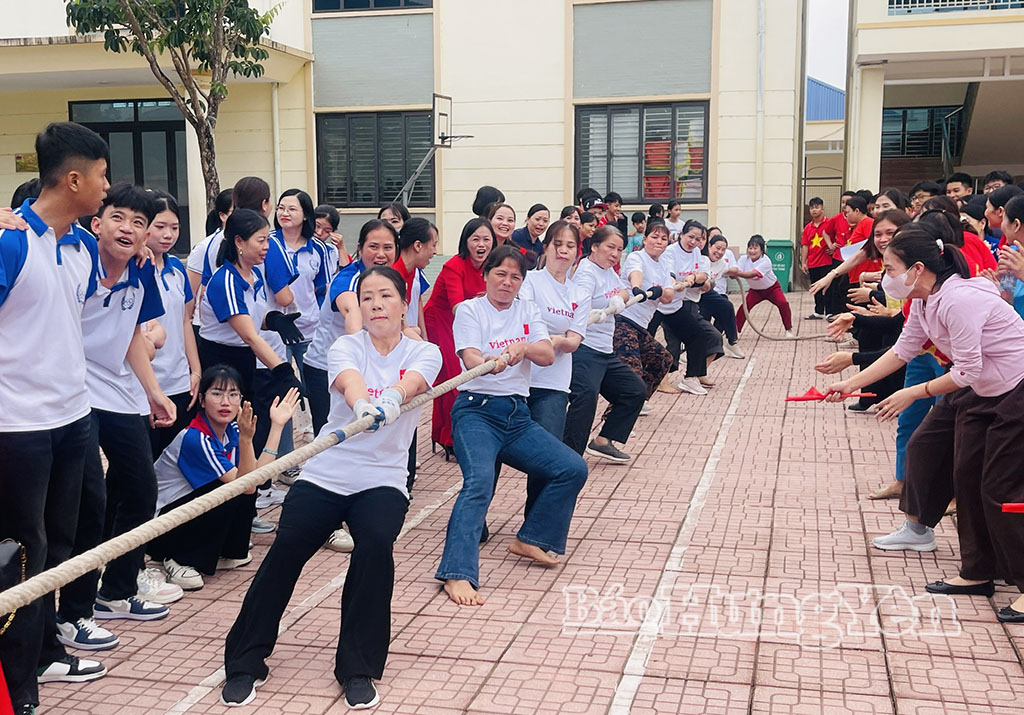 Các vận động viên tranh tài ở môn kéo co.