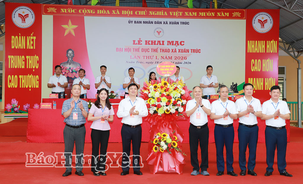 Đồng chí Phạm Văn Nghiêm, Phó Chủ tịch UBND tỉnh, Trưởng ban Chỉ đạo Đại hội TDTT các cấp tỉnh Hưng Yên tặng hoa chúc mừng Đại hội.
