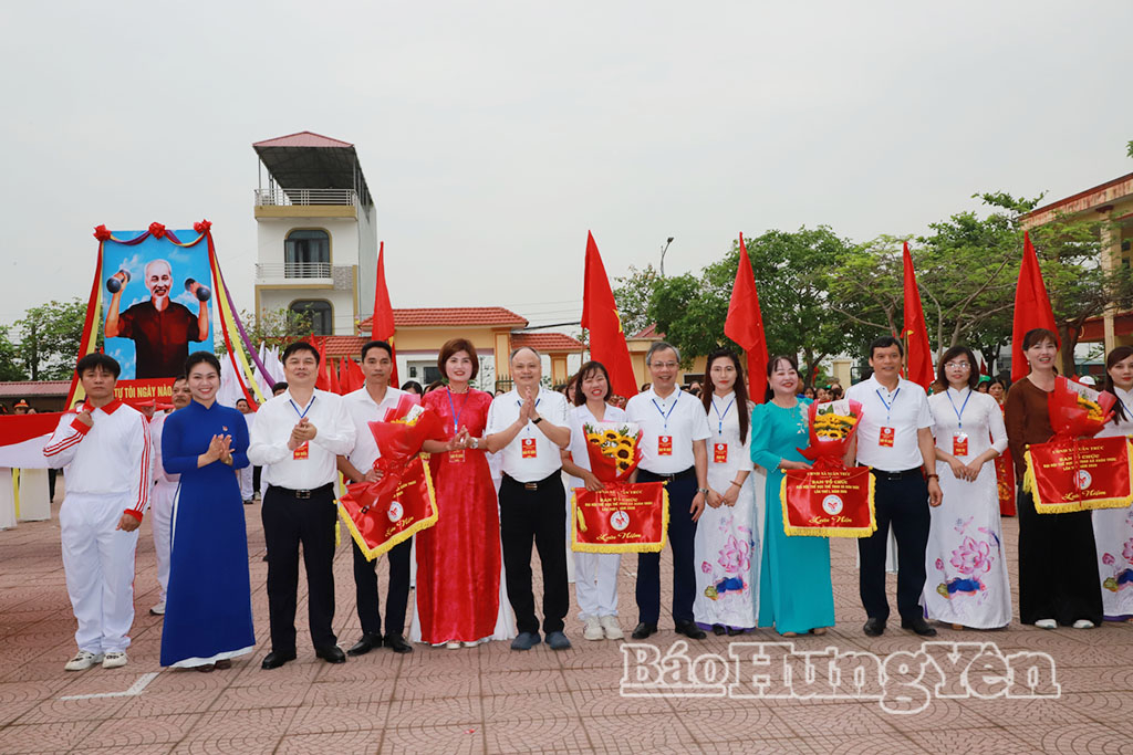 Đồng chí Phạm Văn Nghiêm, Phó Chủ tịch UBND tỉnh, Trưởng ban Chỉ đạo Đại hội TDTT các cấp tỉnh Hưng Yên và các đại biểu tại tặng hoa và cờ lưu niệm tại lễ khai mạc.