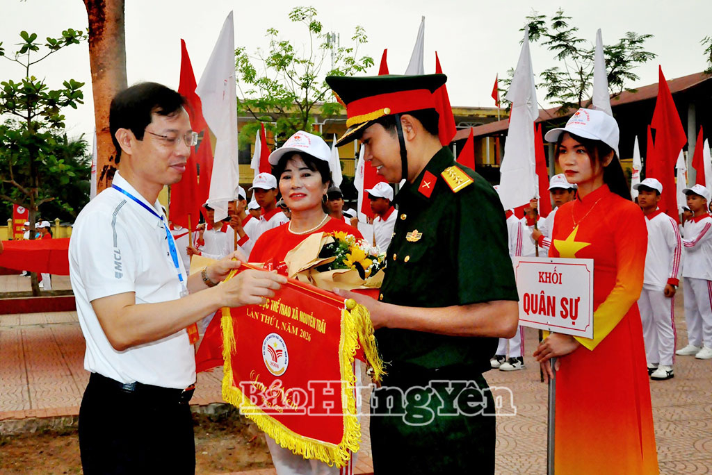 Lãnh đạo xã Nguyễn Trãi trao cờ lưu niệm và tặng hoa các khối tham gia lễ khai mạc.