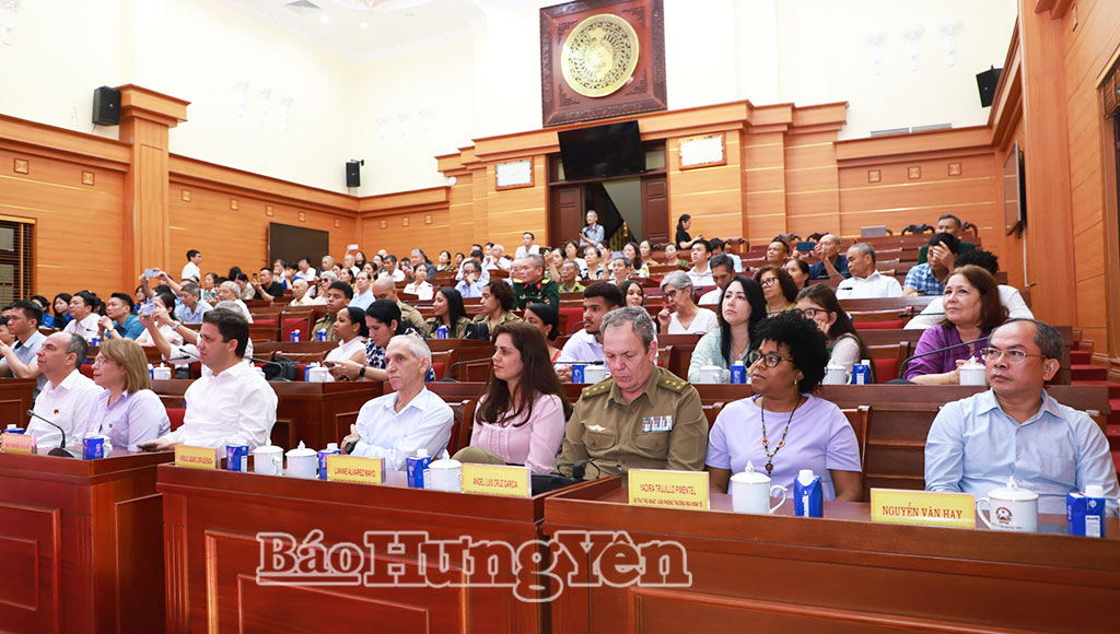 Các đại biểu dự buổi gặp gỡ hữu nghị Việt Nam - Cuba, kỷ niệm 65 năm chiến thắng Girón.