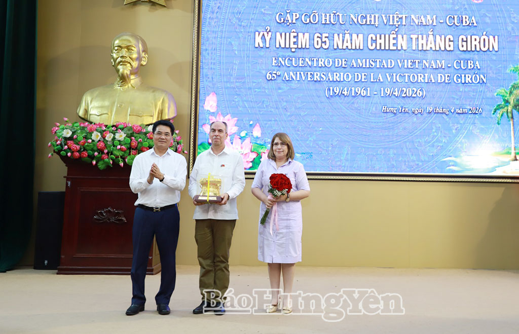 Đồng chí Lê Quang Hòa, Ủy viên Ban Thường vụ VV88 casino, Phó Chủ tịch UBND tỉnh trao quà lưu niệm tặng Đại sứ đặc mệnh toàn quyền Cộng hòa Cuba tại Việt Nam và phu nhân. 