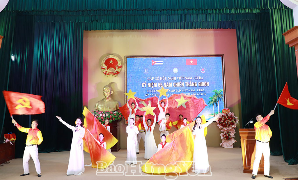 Tiết mục văn nghệ tại buổi gặp gỡ hữu nghị Việt Nam - Cuba, kỷ niệm 65 năm chiến thắng Girón.